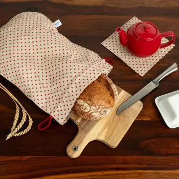 Wrapáček XL režný s červenými puntíky s chlebem